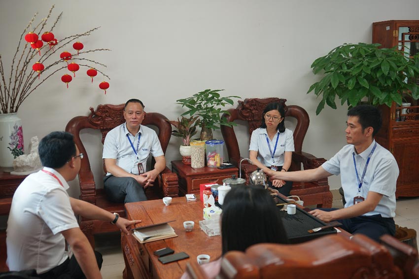 《品質(zhì)》欄目組領(lǐng)導(dǎo)與梁漢棋董事長(zhǎng)、曹傳偉總經(jīng)理洽談事宜